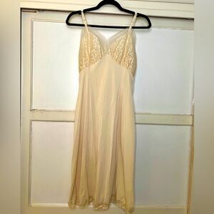 Vintage Crème Slip